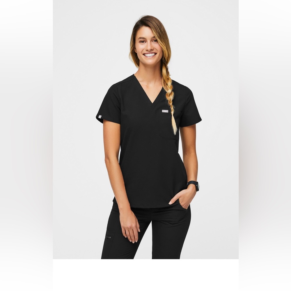 Figs One-Pocket Scrub Top in Black